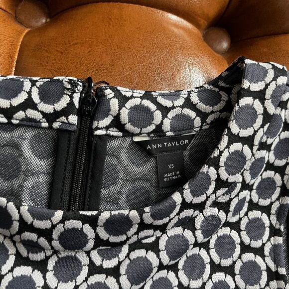 Ann Taylor Peplum Sleeveless Top XS - Picture 3 of 11